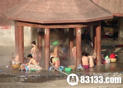 汤河女人裸浴所有图片 有一位女客人正在裸浴(4)(点击浏览下一张趣图)