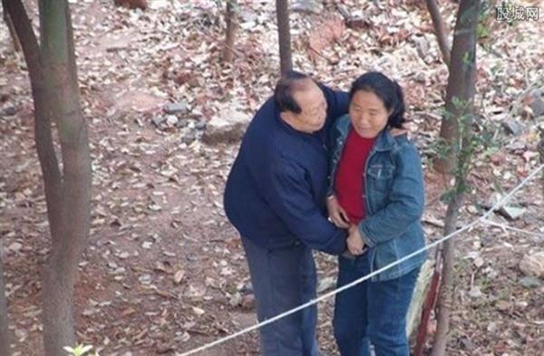 老头树林嫖娼图片欣赏 70岁老头嫖娼死亡图片(点击浏览下一张趣图)