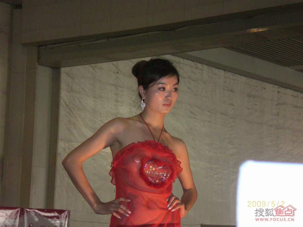 没有穿衣服的时装秀高清图片 2015深圳内衣秀高清(点击浏览下一张趣图)