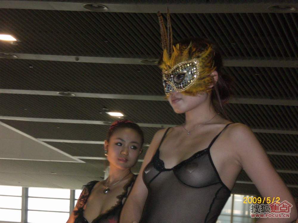 没有穿衣服的时装秀高清图片 2015深圳内衣秀高清(6)(点击浏览下一张趣图)