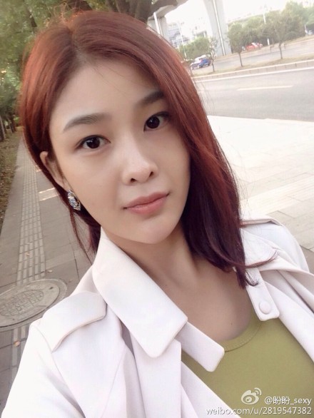 昆明三对夫妇全套p 闫盼盼全套艳照(5)(点击浏览下一张趣图)