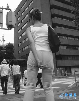 牛仔裤有阴沟水臭味道 牛仔裤紧身女阴沟图片(3)(点击浏览下一张趣图)