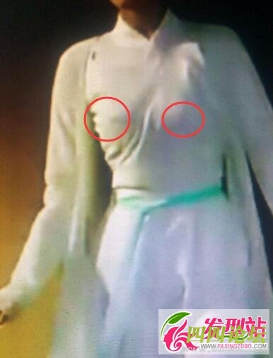 山海经娜扎凸点图 女星遭袭胸 女星挤胸(2)(点击浏览下一张趣图)