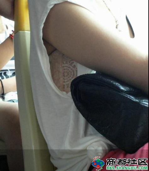 透过同桌袖口看见胸罩 袖口看见罩图(3)(点击浏览下一张趣图)