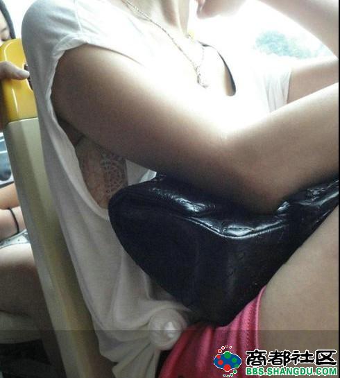 透过同桌袖口看见胸罩 袖口看见罩图(6)(点击浏览下一张趣图)