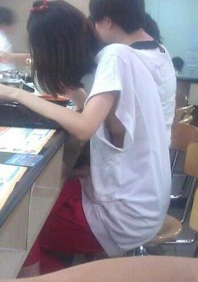 透过同桌袖口看见胸罩 袖口看见罩图(7)(点击浏览下一张趣图)