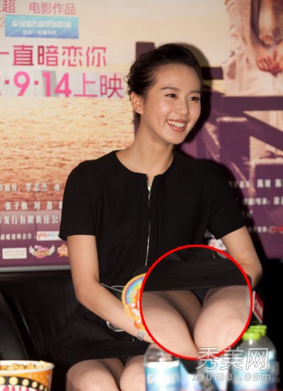 关晓彤的腿真漂亮 m字腿下蹲写真(3)(点击浏览下一张趣图)