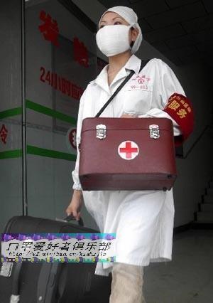 戴老式白棉纱口罩美女：口罩爱好者图片大全 口罩控戴多个口罩图片(3)(点击浏览下一张趣图)
