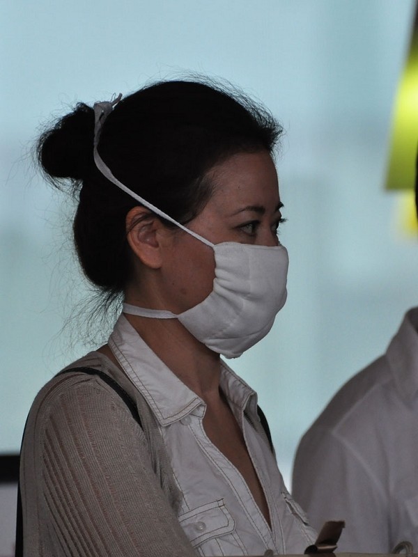 戴老式白棉纱口罩美女：口罩爱好者图片大全 口罩控戴多个口罩图片(6)(点击浏览下一张趣图)