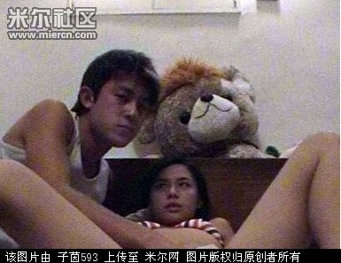 冠希吸阿娇床罩照：转载艳照门原照 阿娇被舔全套照片(点击浏览下一张趣图)
