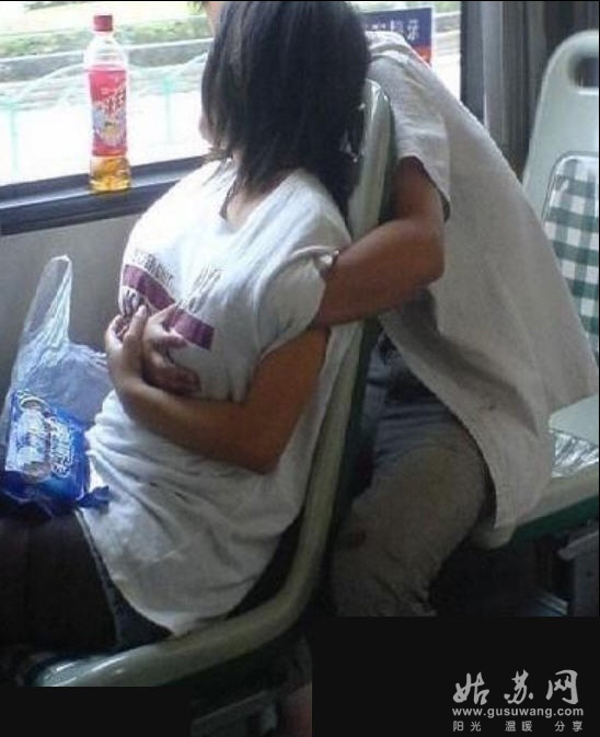安全裤里面要穿内裤吗：公交上女人忘穿内裤(8)(点击浏览下一张趣图)