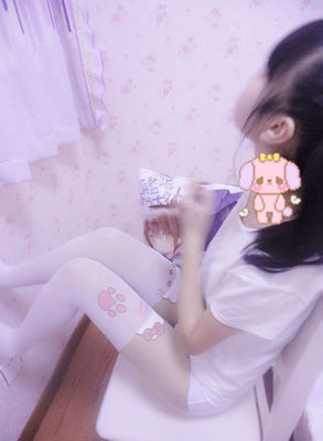 小学女生的白袜子踩脸 穿袜子的女孩图片(5)(点击浏览下一张趣图)