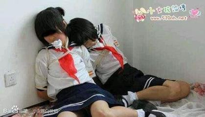 女生粉色运动鞋白袜脚 穿白袜子的女孩踩踏 白袜子女生脱鞋图片(点击浏览下一张趣图)