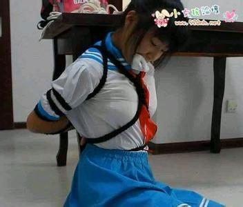 女生粉色运动鞋白袜脚 穿白袜子的女孩踩踏 白袜子女生脱鞋图片(7)(点击浏览下一张趣图)