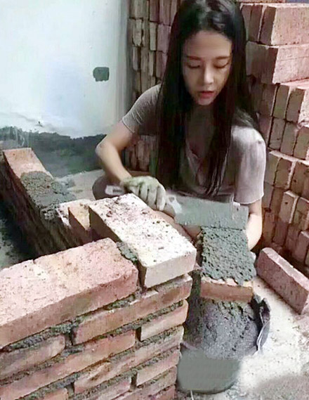 漂亮美女搬砖图片(点击浏览下一张趣图)