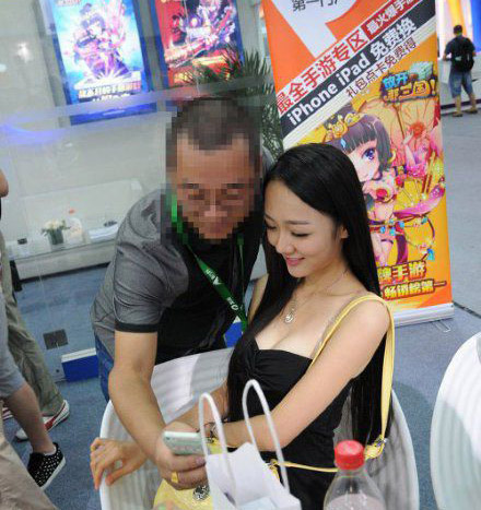 和大胸美女合影图片(点击浏览下一张趣图)