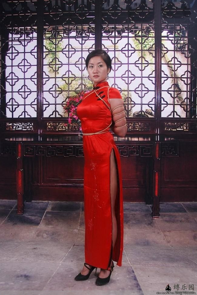 新情殇五花大绑红衣女：最紧细绳五花大绑惩罚(点击浏览下一张趣图)