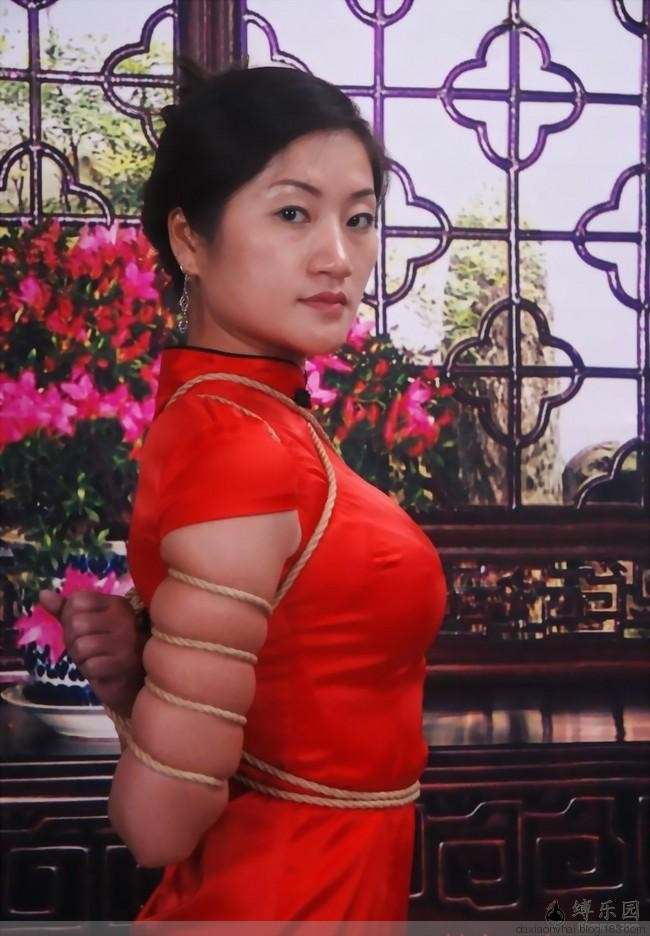 新情殇五花大绑红衣女：最紧细绳五花大绑惩罚(2)(点击浏览下一张趣图)