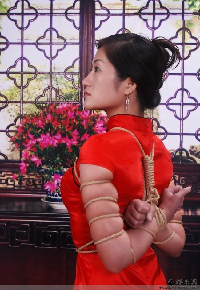 新情殇五花大绑红衣女：最紧细绳五花大绑惩罚(5)(点击浏览下一张趣图)
