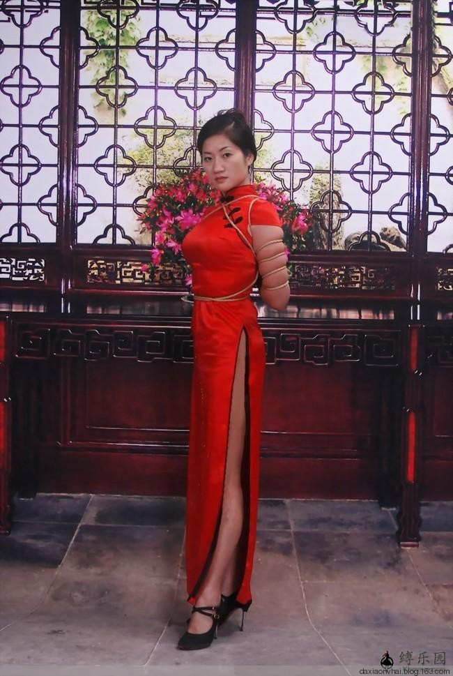 新情殇五花大绑红衣女：最紧细绳五花大绑惩罚(6)(点击浏览下一张趣图)