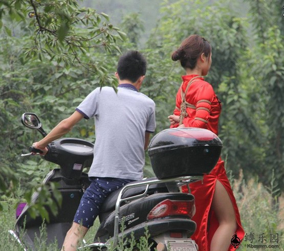 五花大绑步骤视频教程：带铁镣脚铐的美女视频(点击浏览下一张趣图)