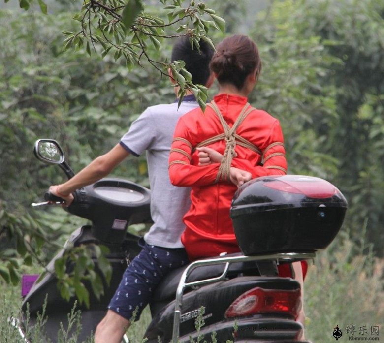 五花大绑步骤视频教程：带铁镣脚铐的美女视频(6)(点击浏览下一张趣图)