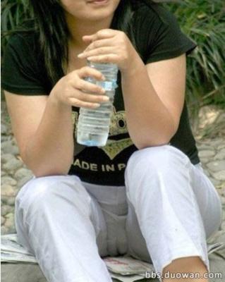 我的耻骨很突鼓起来的图片：耻骨突出穿裤子照片 女生耻骨突出穿裤子图(3)(点击浏览下一张趣图)