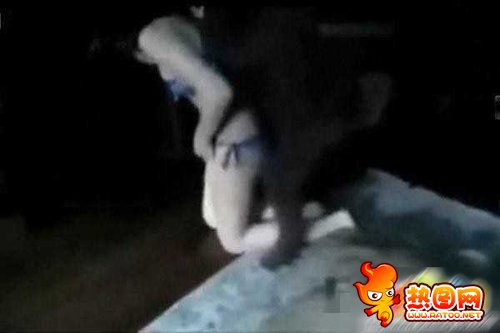 欧美最新狗人交照片 女子与狗x交照片(6)(点击浏览下一张趣图)