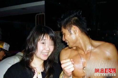 富婆20万睡小22岁小伙视频完整版：亿万富婆图片(9)(点击浏览下一张趣图)