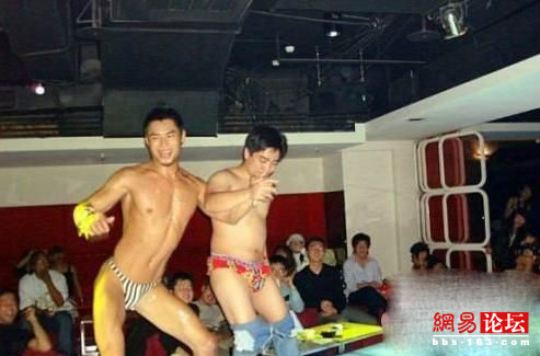 求几个富婆微信群内部图片：富婆招聘男保姆 富婆点特图自动更新(2)(点击浏览下一张趣图)