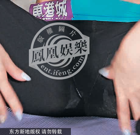 瑜伽开腿180度劈叉图片 碎花瑜伽裤劈叉图片(5)(点击浏览下一张趣图)