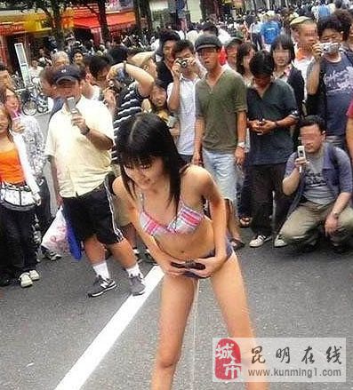 女生憋尿憋到尿卫生巾图 男生口渴喝女生的尿(点击浏览下一张趣图)