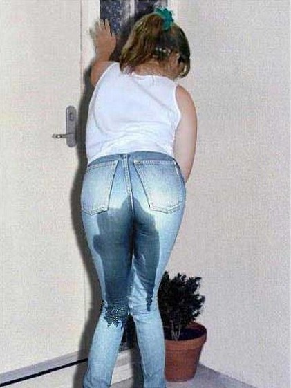 女生憋尿憋到尿卫生巾图 男生口渴喝女生的尿(2)(点击浏览下一张趣图)
