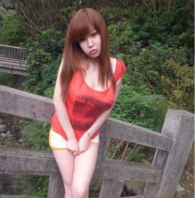 女生卖尿 女性解小便图 小姐尿到杯中让男人喝(2)(点击浏览下一张趣图)