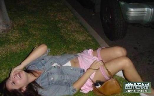 女生卖尿 女性解小便图 小姐尿到杯中让男人喝(3)(点击浏览下一张趣图)