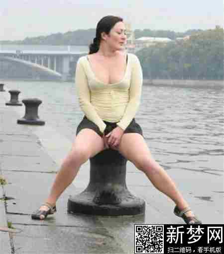 女生卖尿 女性解小便图 小姐尿到杯中让男人喝(4)(点击浏览下一张趣图)