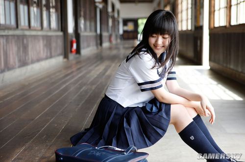 黄图盛中学女生校服图(点击浏览下一张趣图)