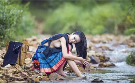 白裤瑶族女人视频 瑶族女生弯腰干活照片(3)(点击浏览下一张趣图)