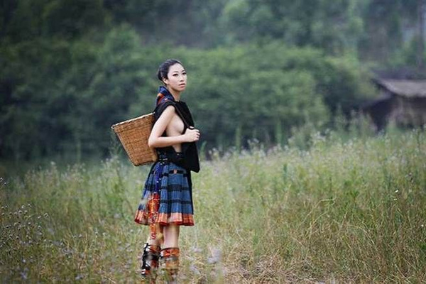 白裤瑶族女人视频 瑶族女生弯腰干活照片(5)(点击浏览下一张趣图)