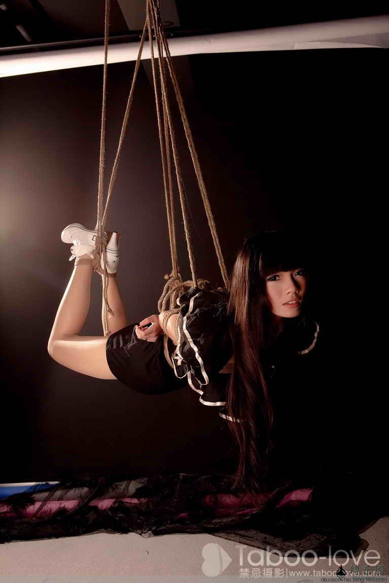 把美女吊起来打的视频：把美女吊起来打死图片(2)(点击浏览下一张趣图)