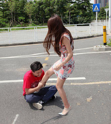 抱美女大腿图片(点击浏览下一张趣图)