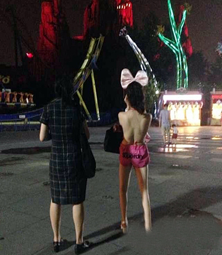 夏天美女不穿上衣图片(点击浏览下一张趣图)