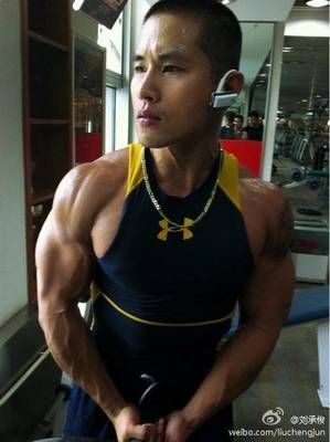 刘承俊肌肉霸气图片 男人图片霸气图片(点击浏览下一张趣图)