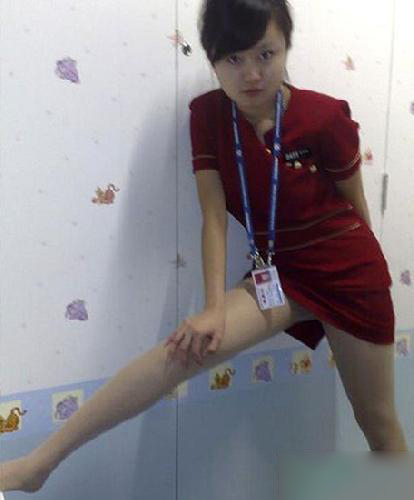 美女蹲坑解大手图片：女厕所里解个手(3)(点击浏览下一张趣图)