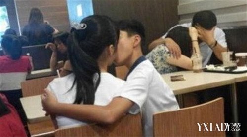 初中生早恋吻胸图片：初中生恶心早恋图片(3)(点击浏览下一张趣图)