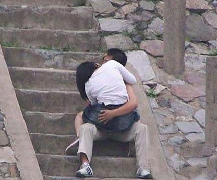 初中生早恋吻胸图片：初中生恶心早恋图片(5)(点击浏览下一张趣图)
