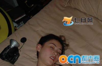 张柏芝敞开大腿图：引用张柏芝黑本耳绝版(3)(点击浏览下一张趣图)
