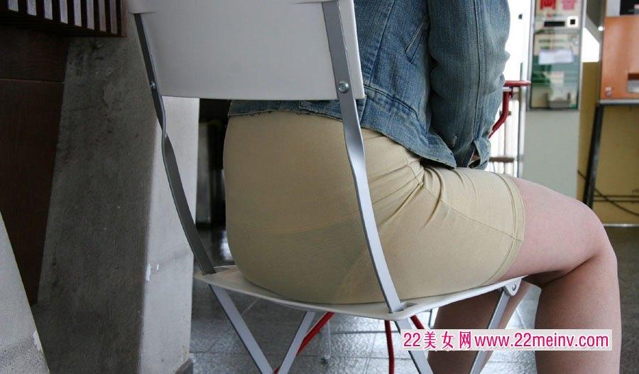 女生短裤最恶心穿法图片：忘穿内裤上街视频(4)(点击浏览下一张趣图)