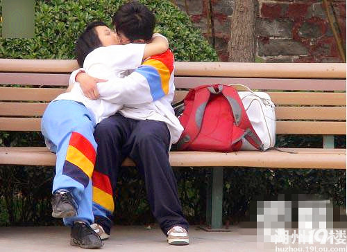 树森龌蹉交易图片：10岁小学生公园亲热(7)(点击浏览下一张趣图)