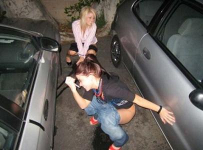 女生大街内急尴尬时刻：尿急憋不住女性尿裤子 美女尿急找不到厕所(7)(点击浏览下一张趣图)